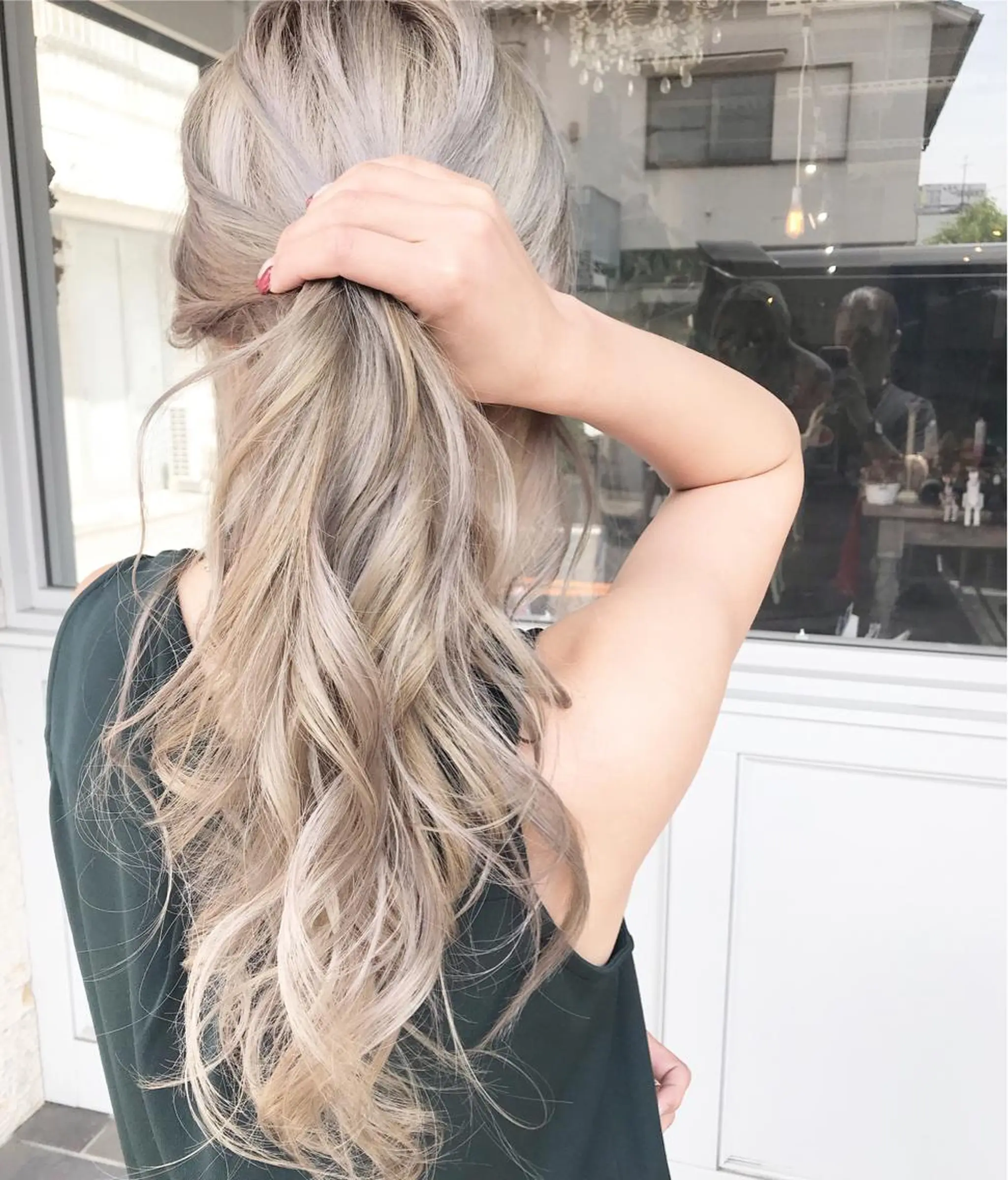 セミロング カラー ヘアアレンジ お団子ヘア 切りっぱなしボブ バレイヤージュ ブリーチ デザインカラー Mariana/ 鶴原-ハイライトのヘアスタイル