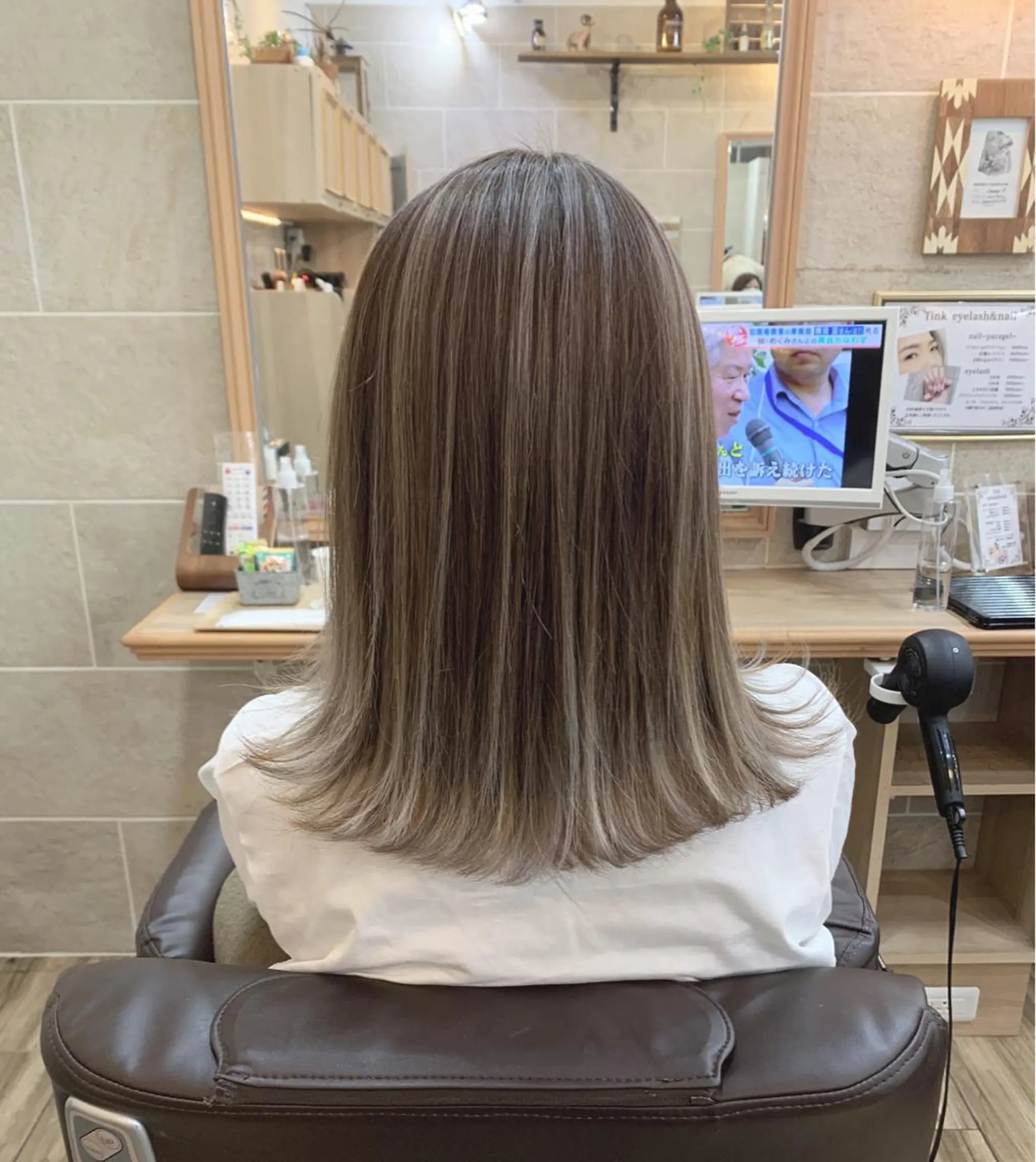 セミロング ハイライト カット ヘアカラー トリートメント 平尾 拓也のヘアスタイル