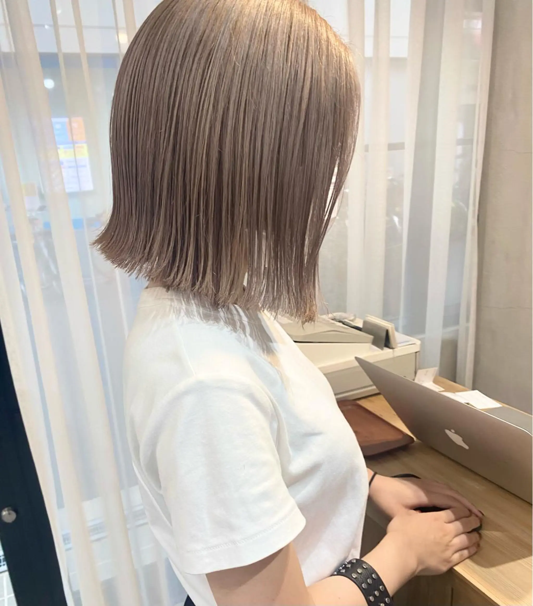 ショート カラー パーマ ヘアアレンジ ネイル マツエク・マツパ ベージュカラー ミルクティーベージュ M所属・ハイトーン/透け感 カラー🎀真香のヘアスタイル