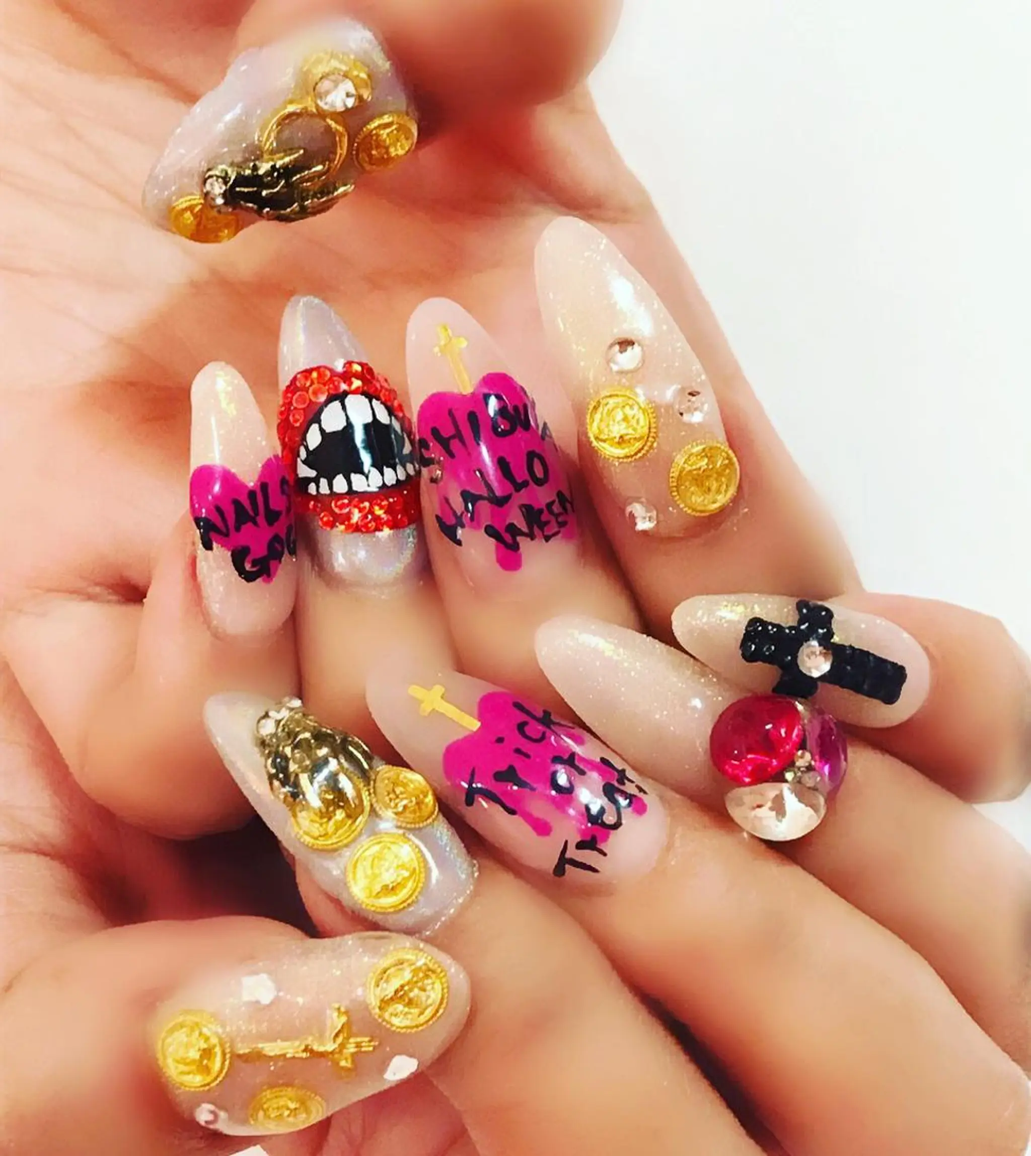 ロング カラー パーマ ヘアアレンジ メンズ キッズ ネイル マツエク・マツパ 学生(メンズ向け) グラデーションカラー 付け放題 ハロウィン 学生 NAILSGOGO shibuyaのネイルデザイン