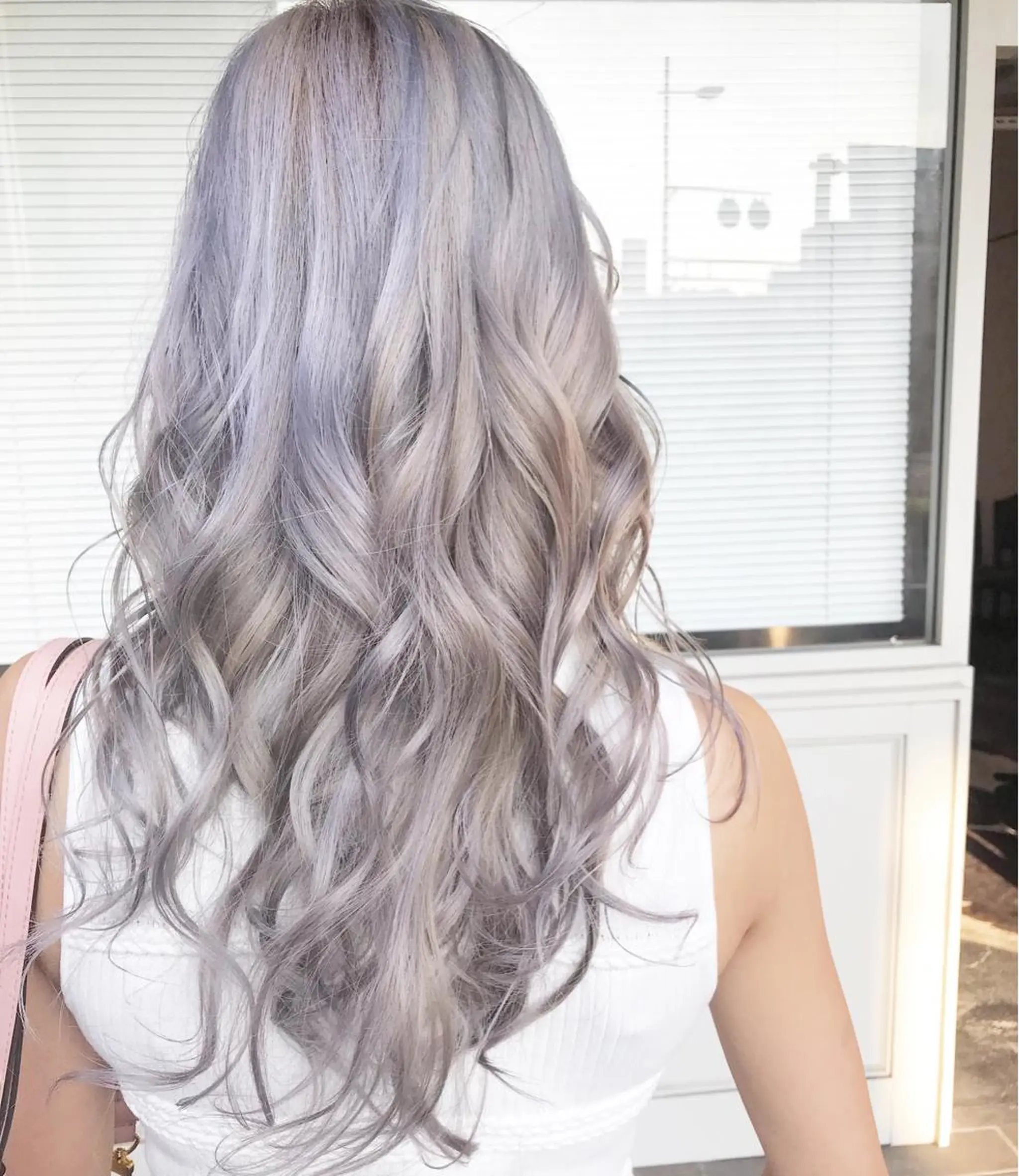 ロング カラー パーマ ヘアアレンジ お団子ヘア 切りっぱなしボブ バレイヤージュ デザインカラー グラデーションカラー Mariana/ 鶴原-ハイライトのヘアスタイル