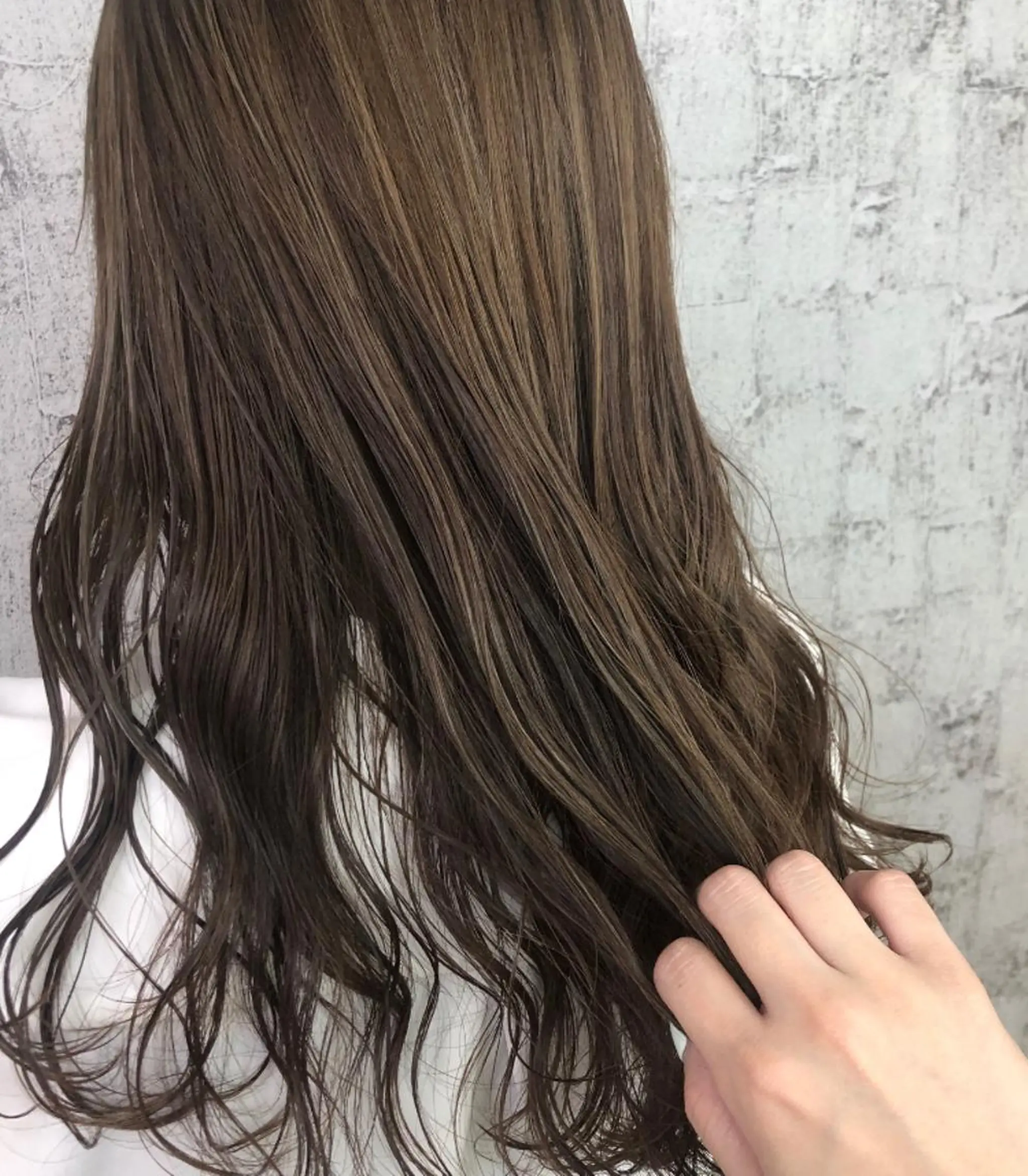 ロング カラー デザインカラー ハイライトカラー ハイライト ベージュ/インナー カラー🤍Rieのヘアスタイル