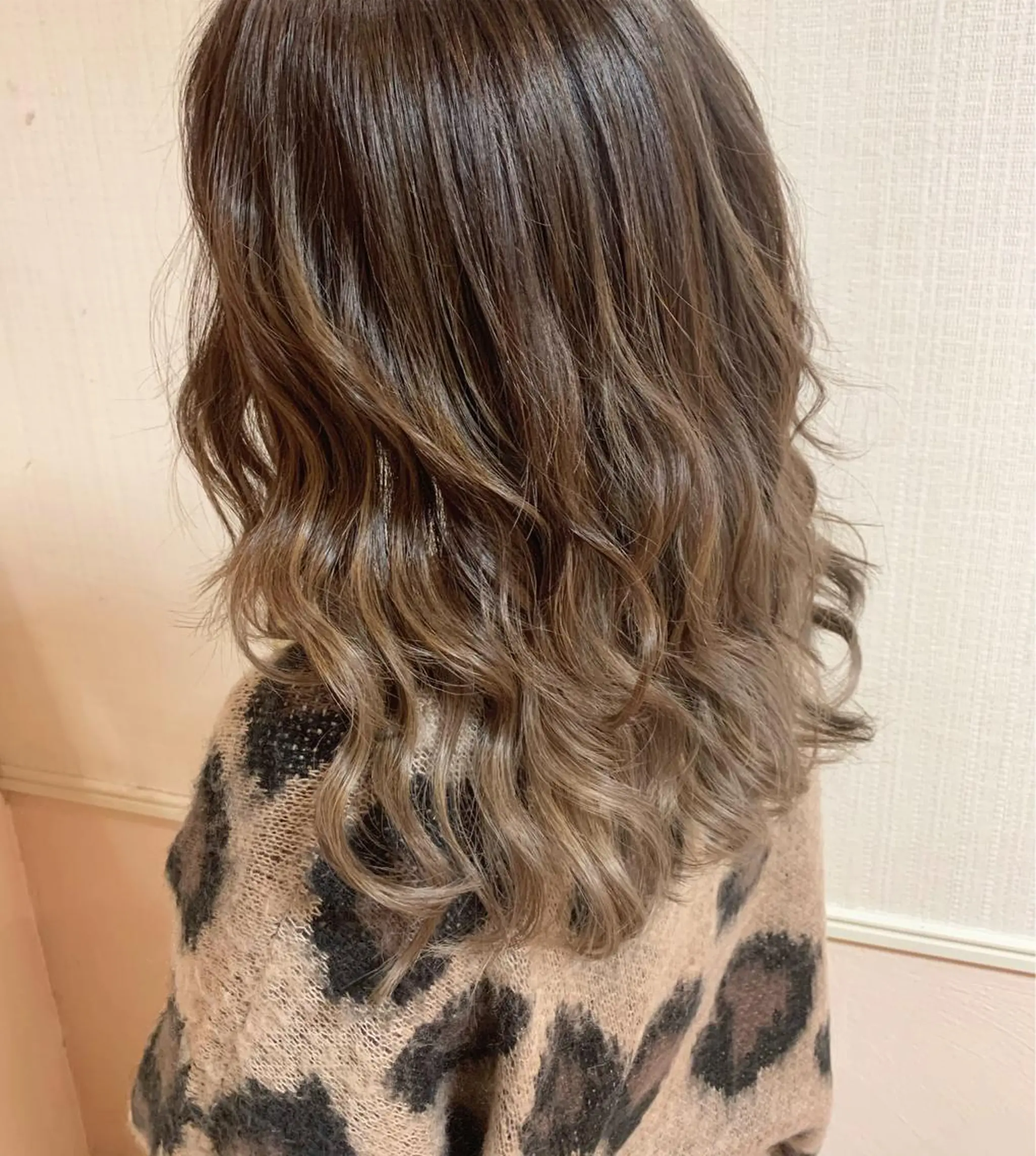 ミディアム カラー ヘアアレンジ アッシュ ベージュカラー グラデーションカラー ハイライトカラー ハイライト カット ヘアカラー coubou所属・mayu .のヘアスタイル