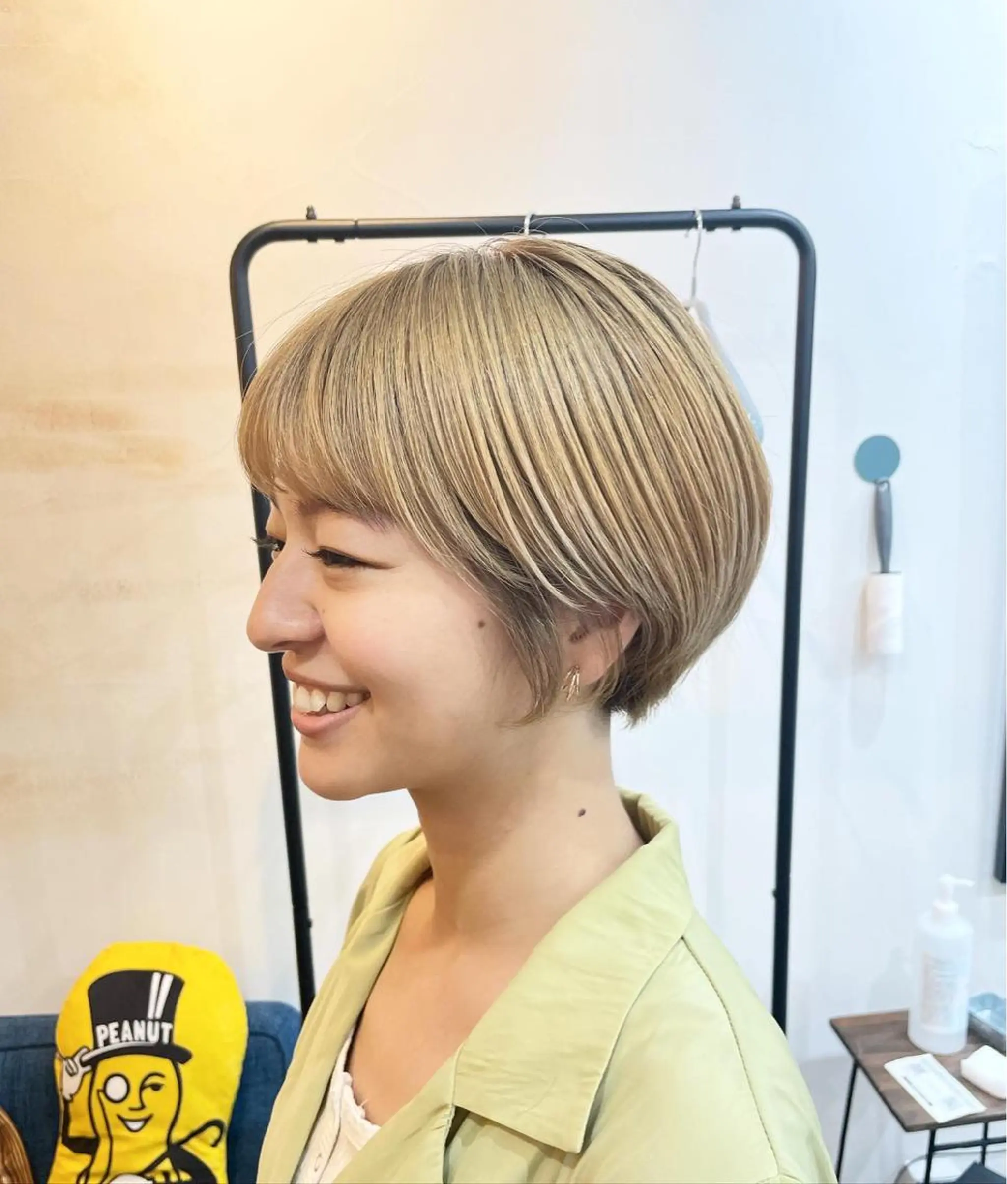 ショート カラー ベージュカラー ブリーチ 抜きっぱなしブロンド ケアブリーチ ダブルカラー カット ヘアカラー トリートメント SUN GLOW  サングロウ所属・ナカノメ トシアキのヘアスタイル