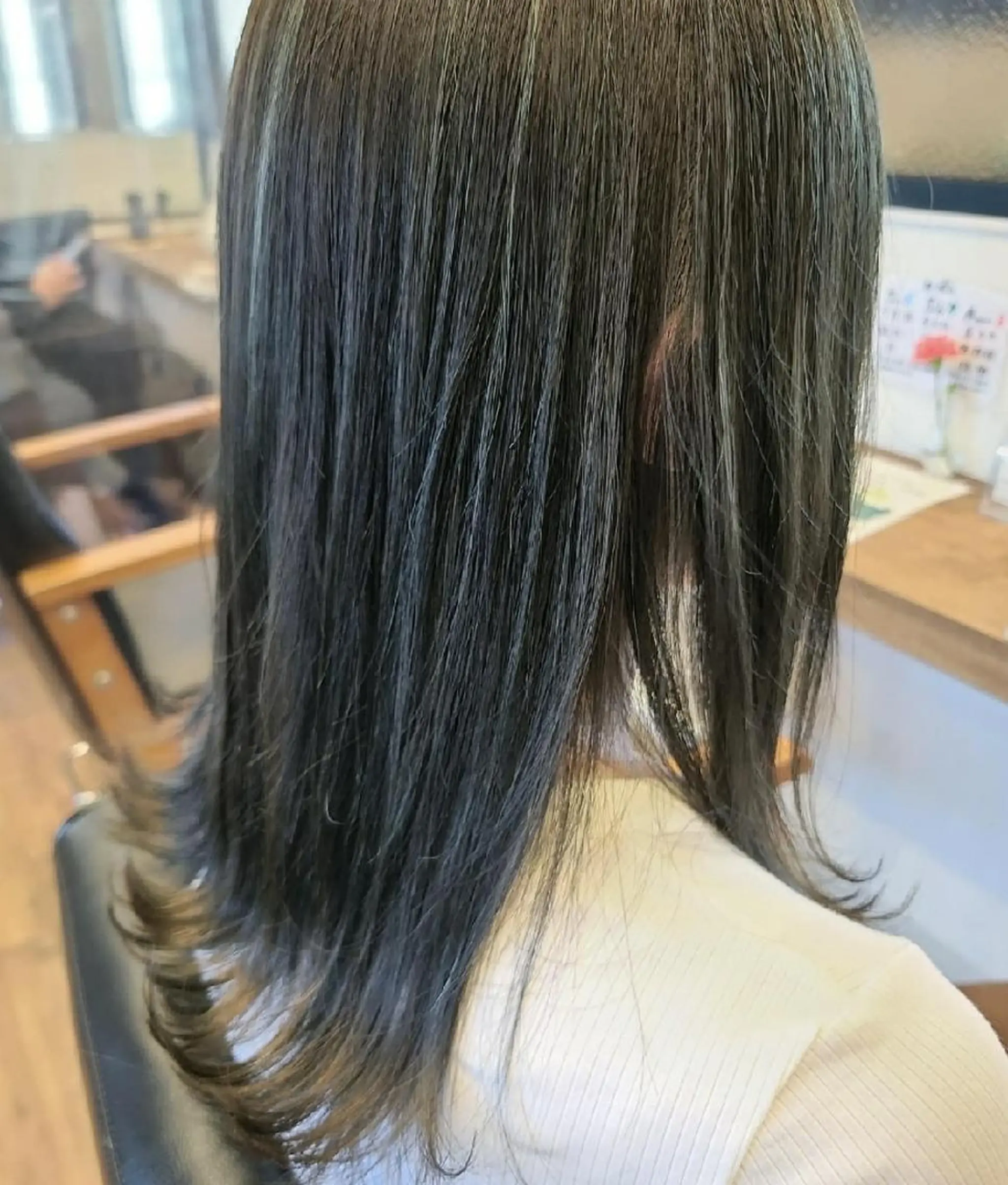 セミロング カラー アッシュ ハイライトカラー オリーブアッシュ ハイライト ヘアカラー 関口 友菜のヘアスタイル