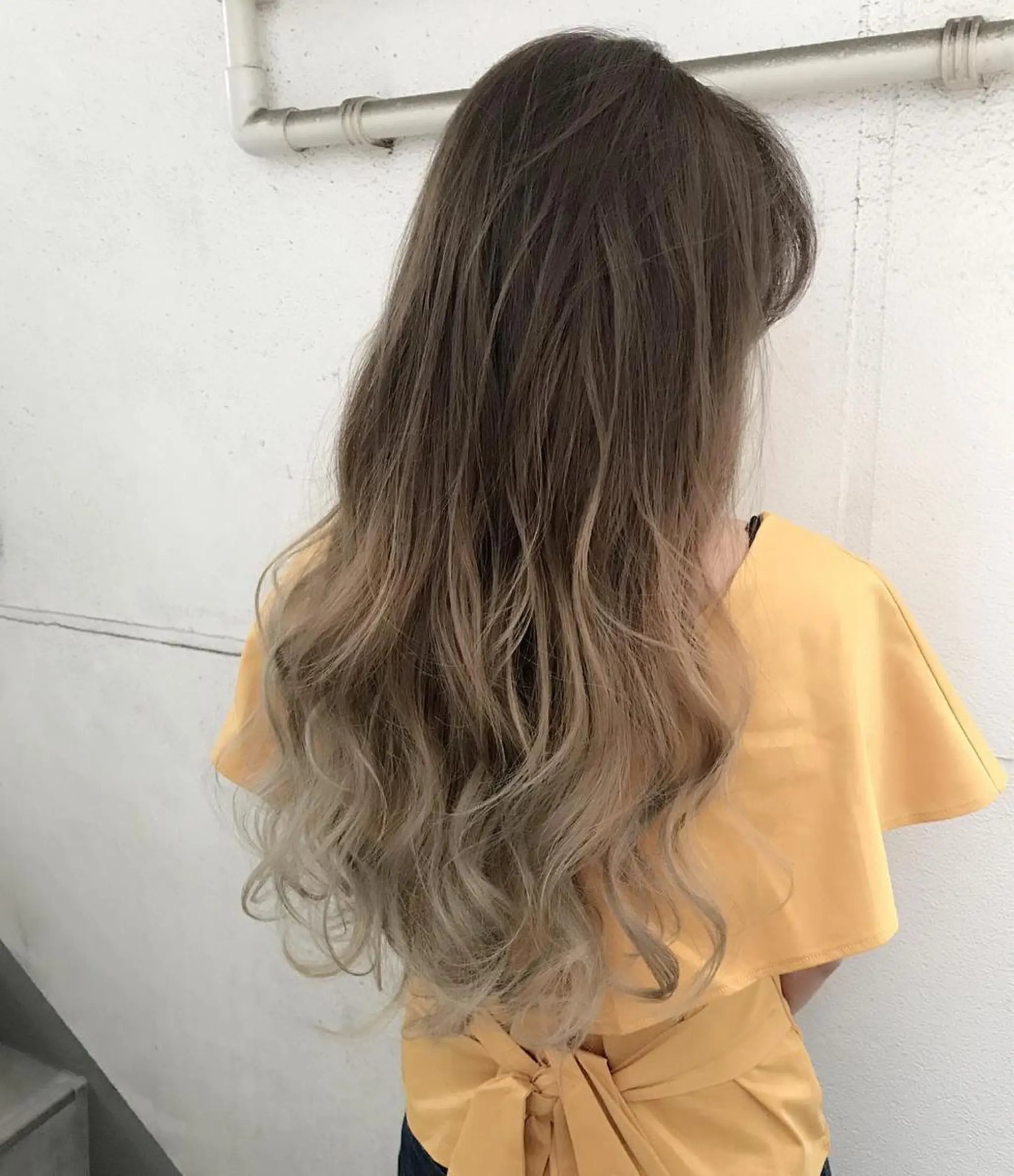 ロング カラー ブリーチ ケアブリーチ デザインカラー グラデーションカラー オフホワイトアンドなんば所属・福西 洋斗のヘアスタイル