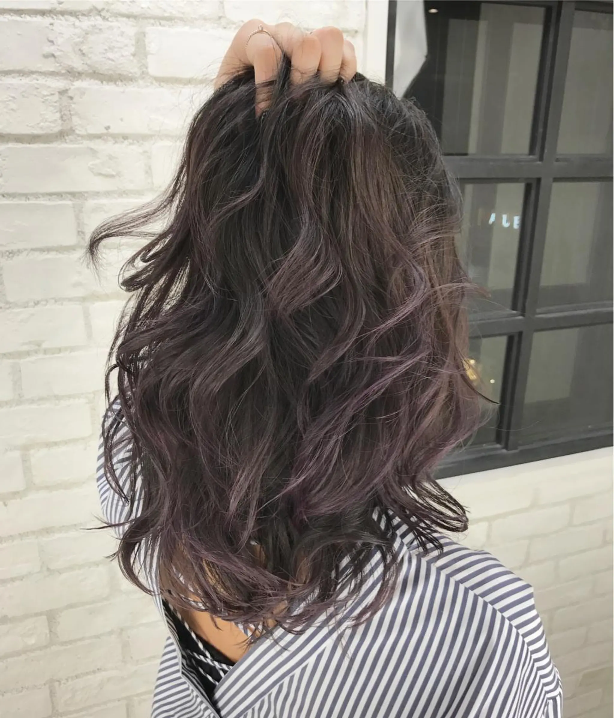 ミディアム パープルカラー TOMOYAレイヤー ブリーチ縮毛矯正のヘアスタイル