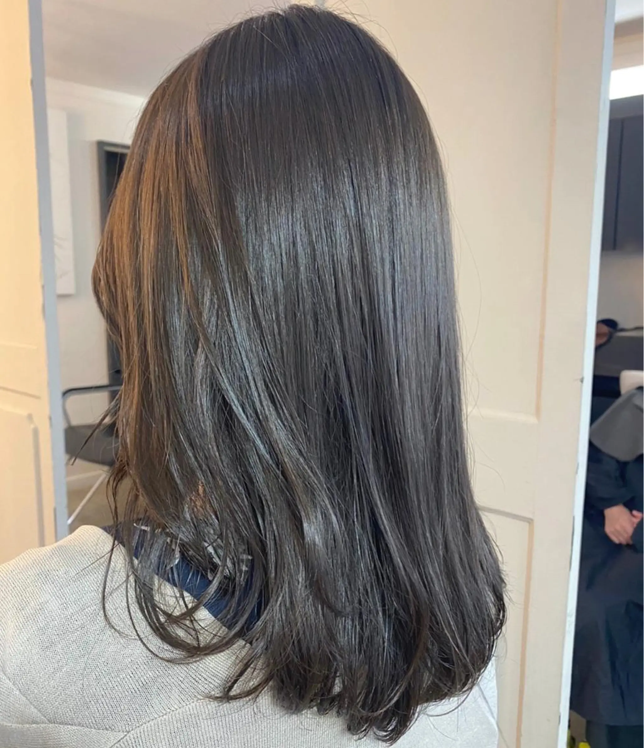 ミディアム カラー カット ヘアカラー トリートメント 梅田ハイトーン チダ ヒナノのヘアスタイル