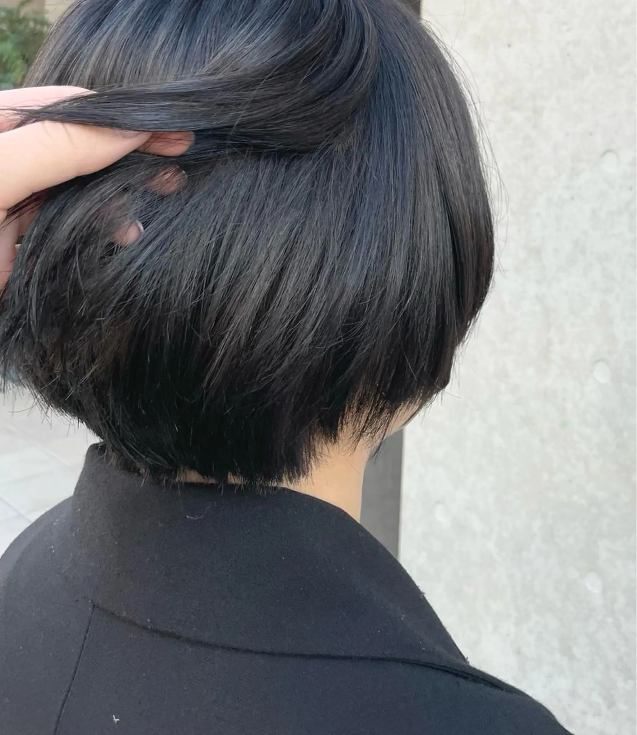 ショート カラー 黒髪 ブルーカラー ブルーブラック ヘアカラー トリートメント 中村 海波のヘアスタイル