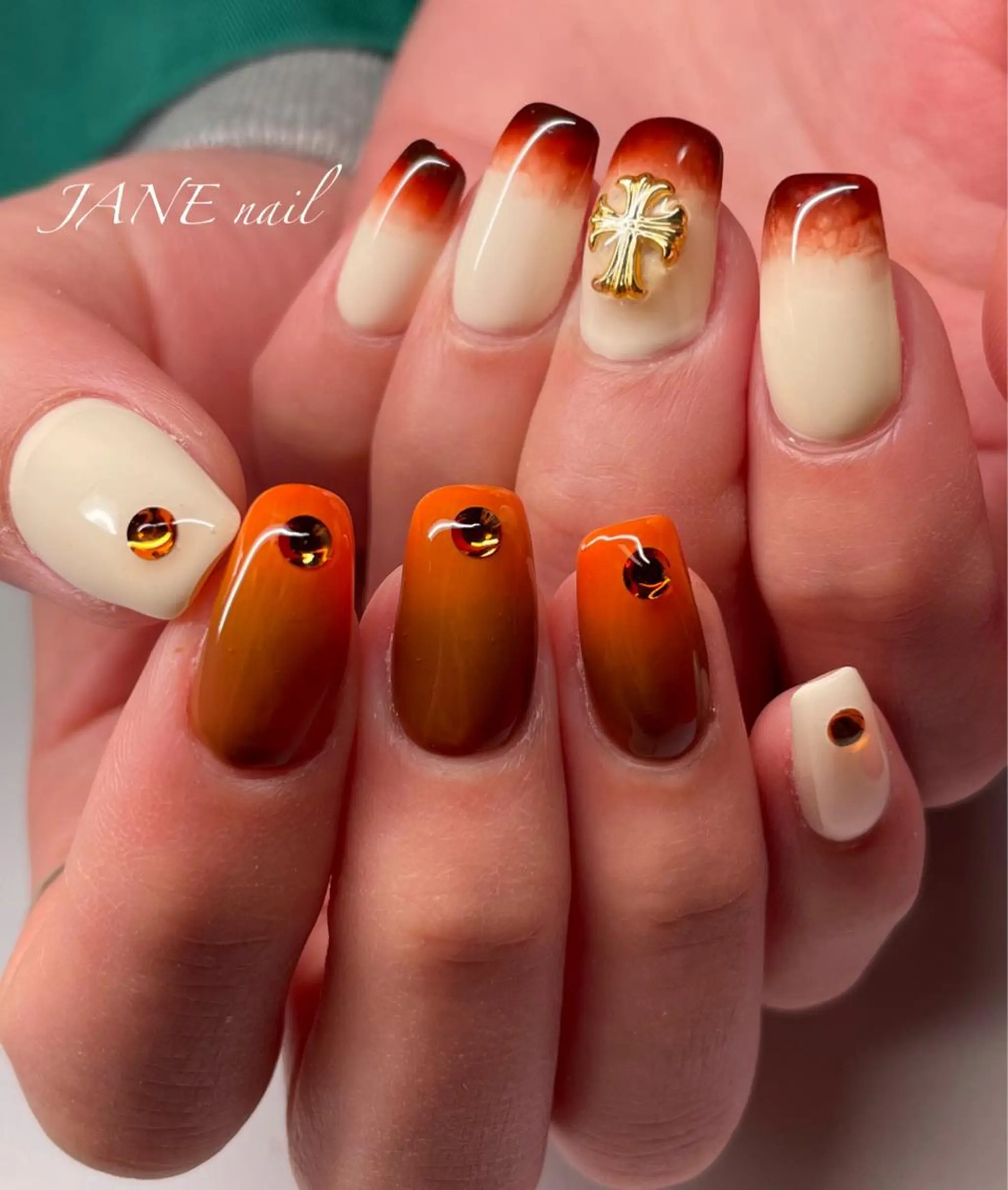 ネイル ブラウン フットネイル オレンジ 春ネイル ホワイト ハンドネイル Nail Salon JANEのネイルデザイン