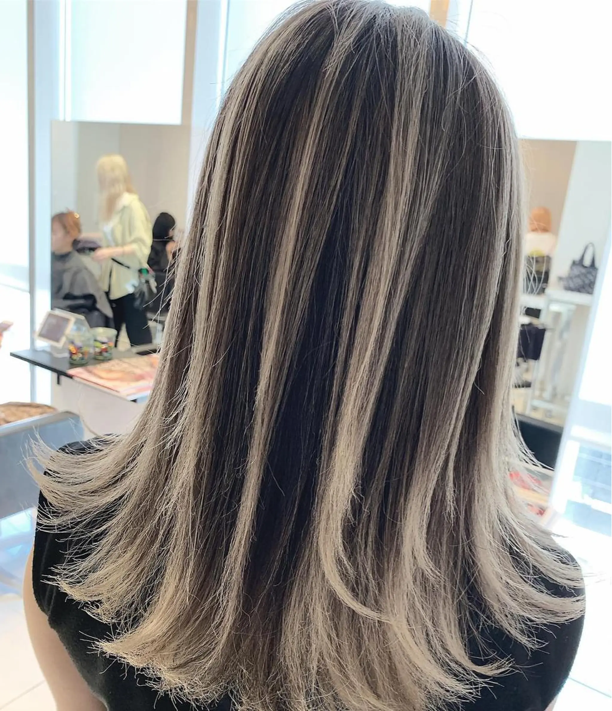 ミディアム カラー ヘアアレンジ ネイル マツエク・マツパ バレイヤージュ レイヤーカット ホワイト 髪質改善land千葉所属・阿部 圭悟のヘアスタイル