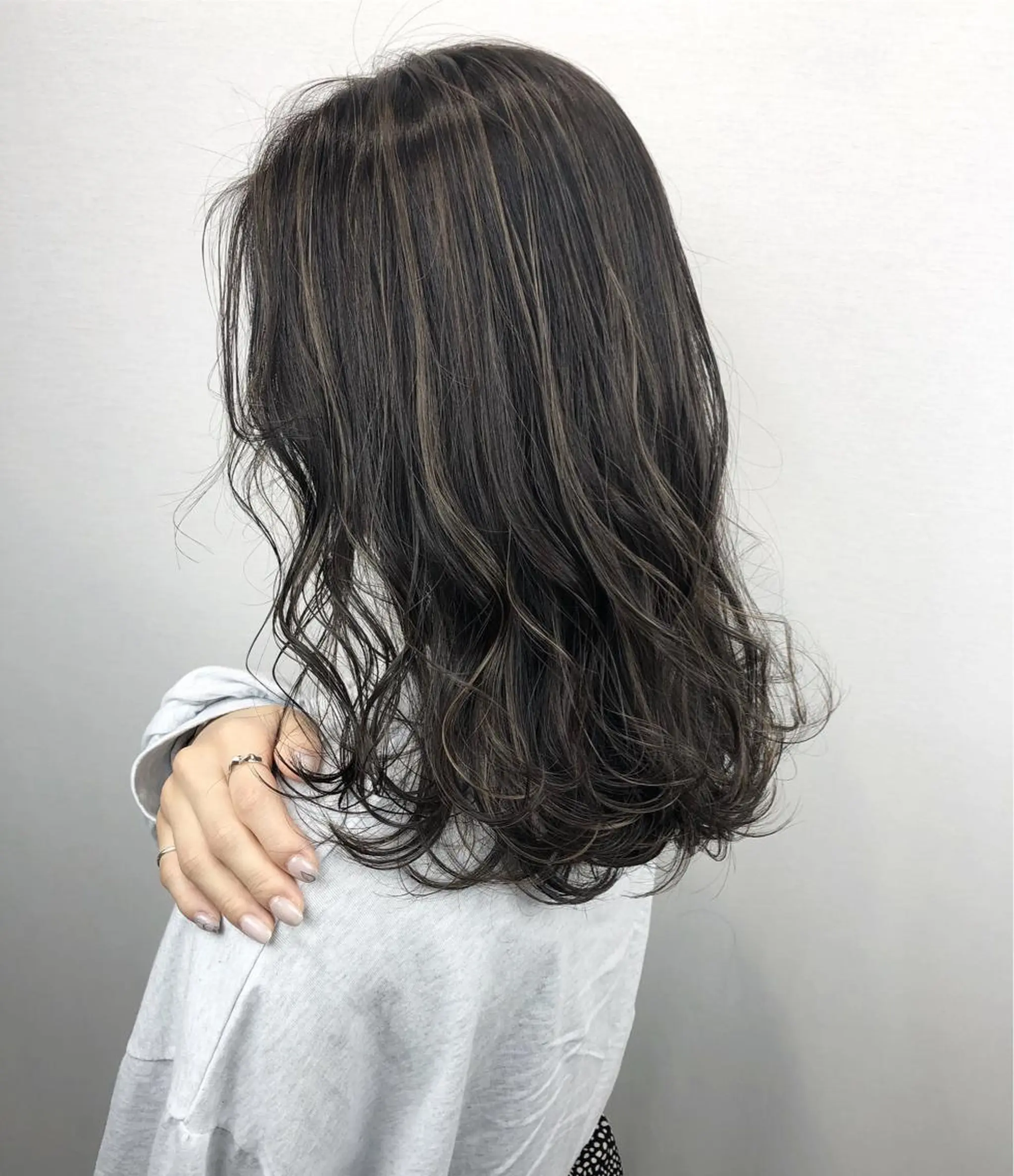 セミロング カラー アッシュ ハイライトカラー ハイライト ヘアカラー 2nd所属・🤍2nd🤍田所 美希のヘアスタイル