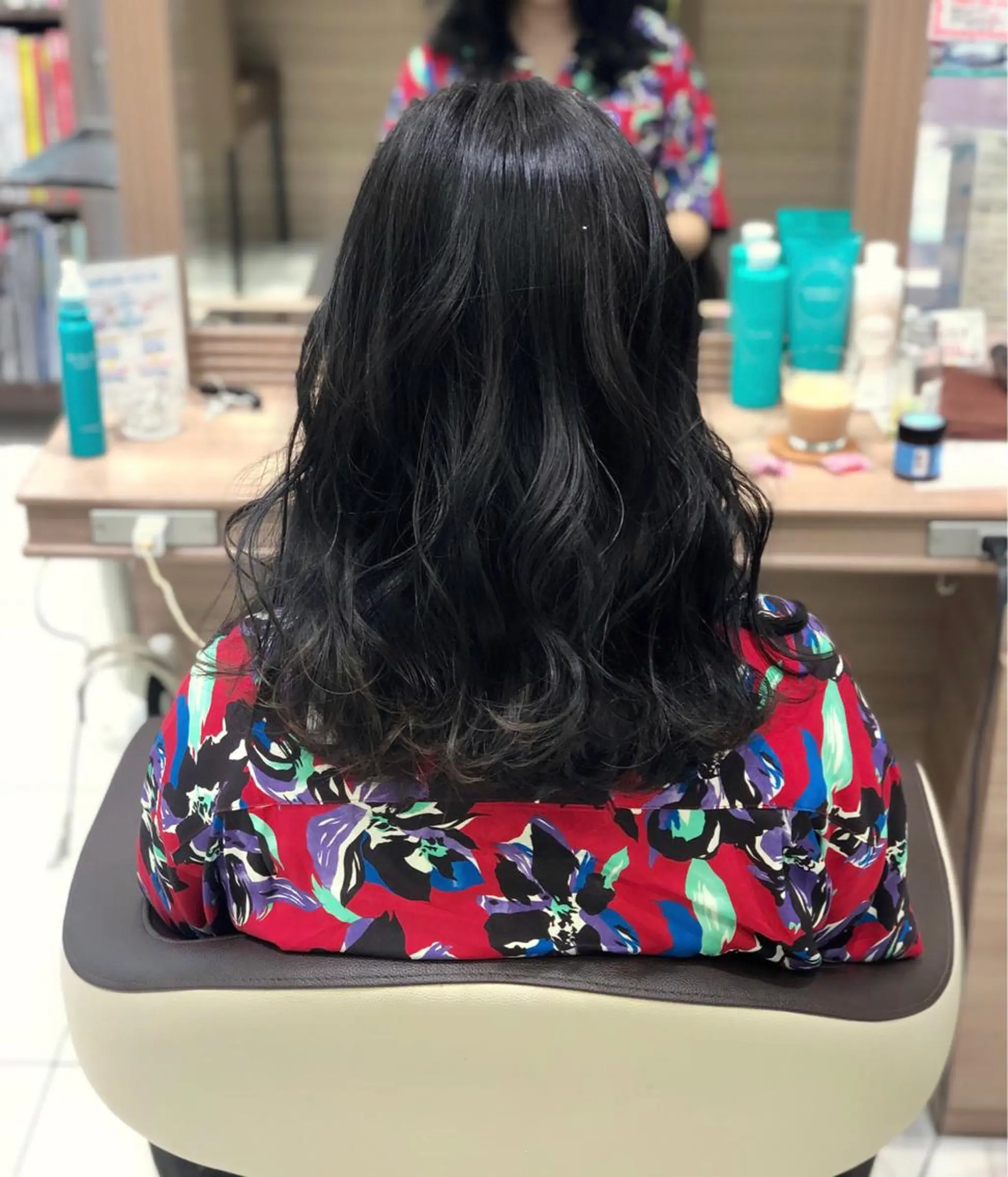 セミロング カラー ダークグレー カット ヘアカラー トリートメント 小島 仁美のヘアスタイル