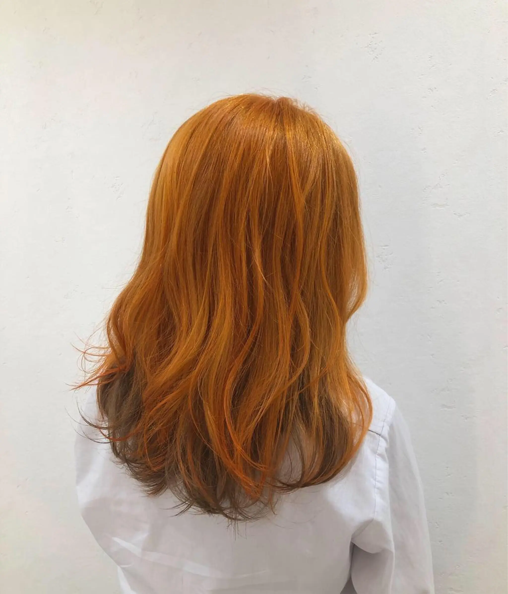 セミロング カラー ブリーチ オレンジ ヘアカラー 透け感カラー🫧 加納トモヒロのヘアスタイル