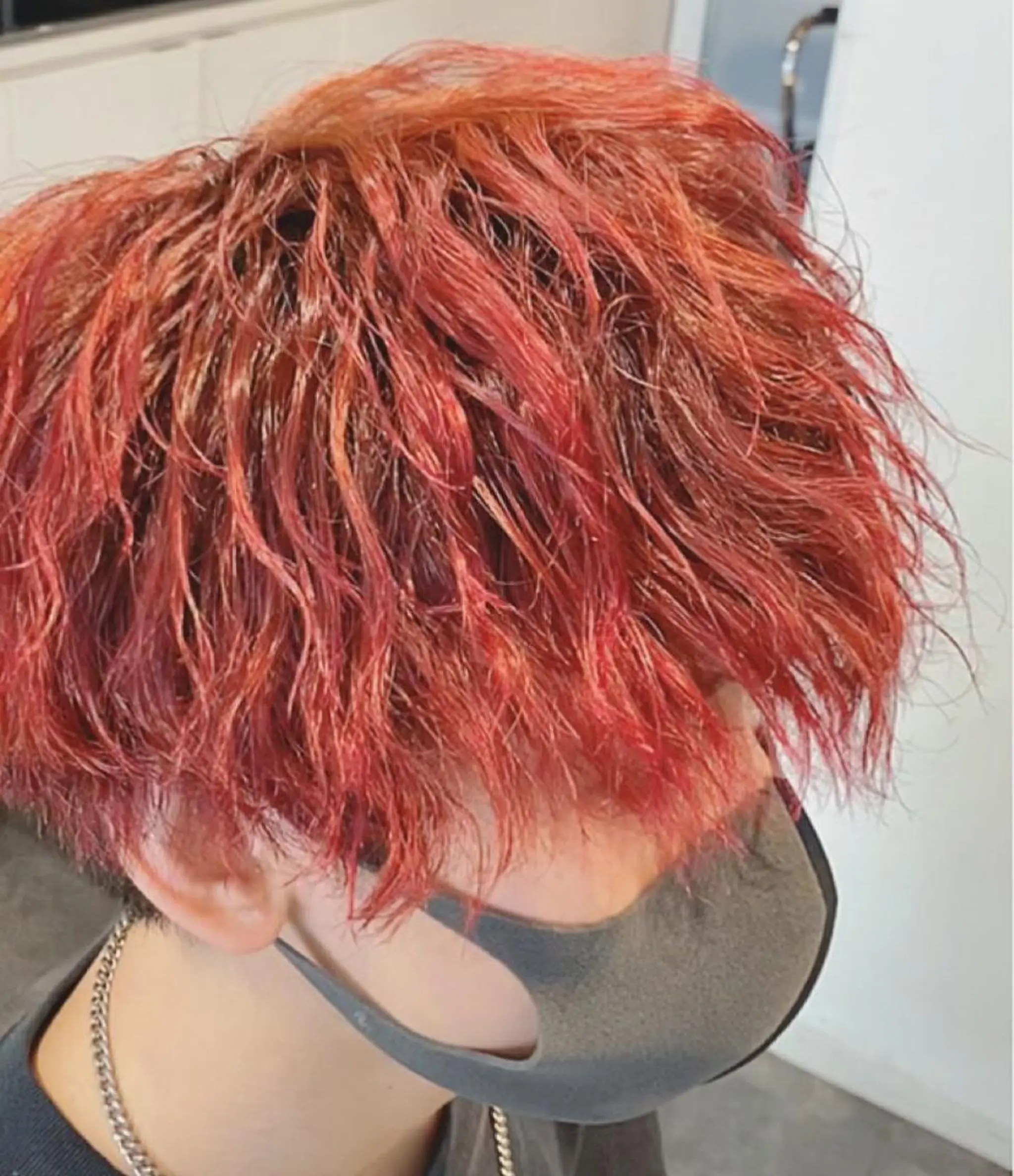 ショート カラー パーマ メンズ レッドカラー カット パーマ トリートメント 三ノ宮フェザーパーマ 蕃本 啓利のヘアスタイル