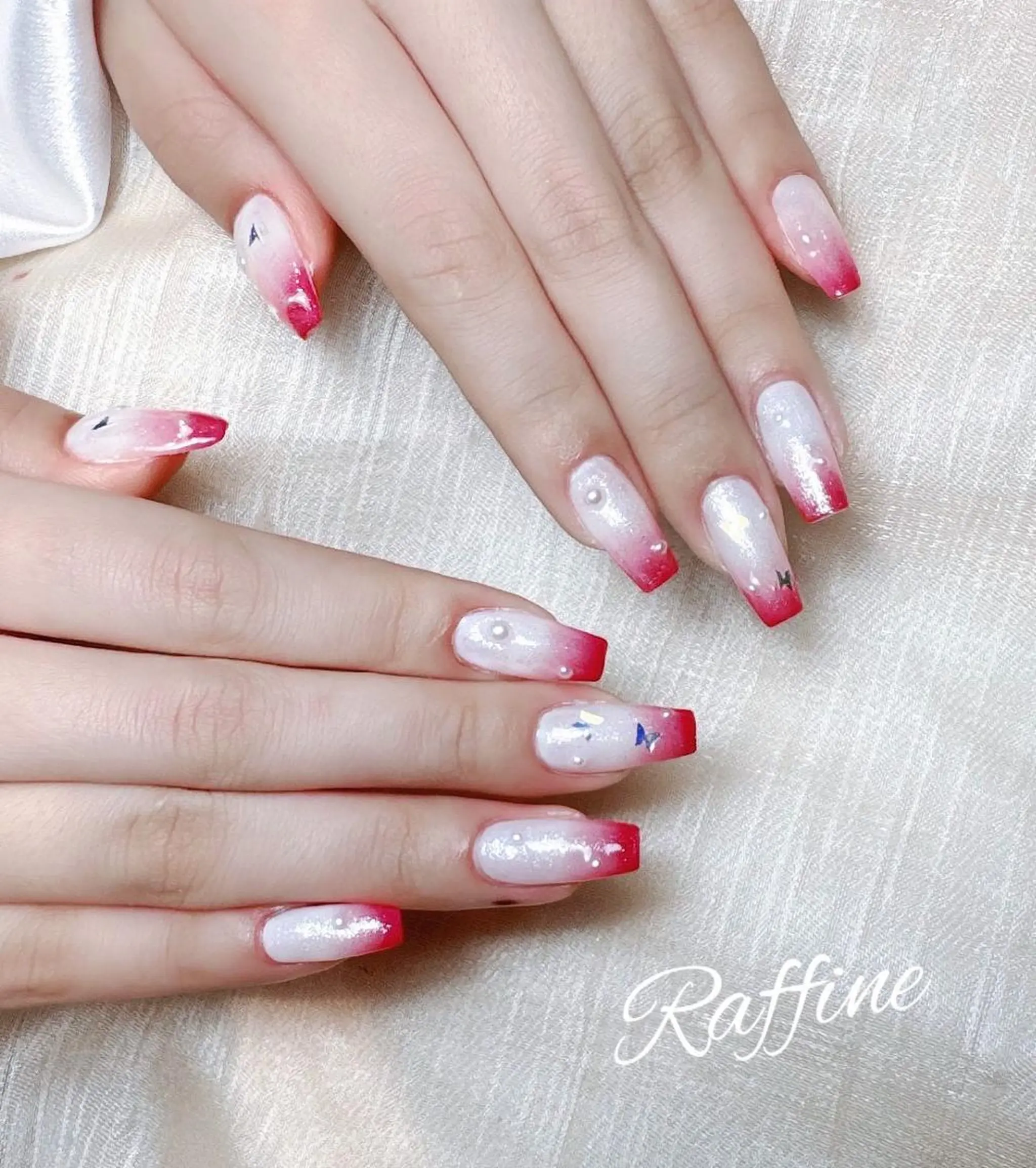 ネイル ハンドネイル RAFFINE 月🦋🩵のネイルデザイン