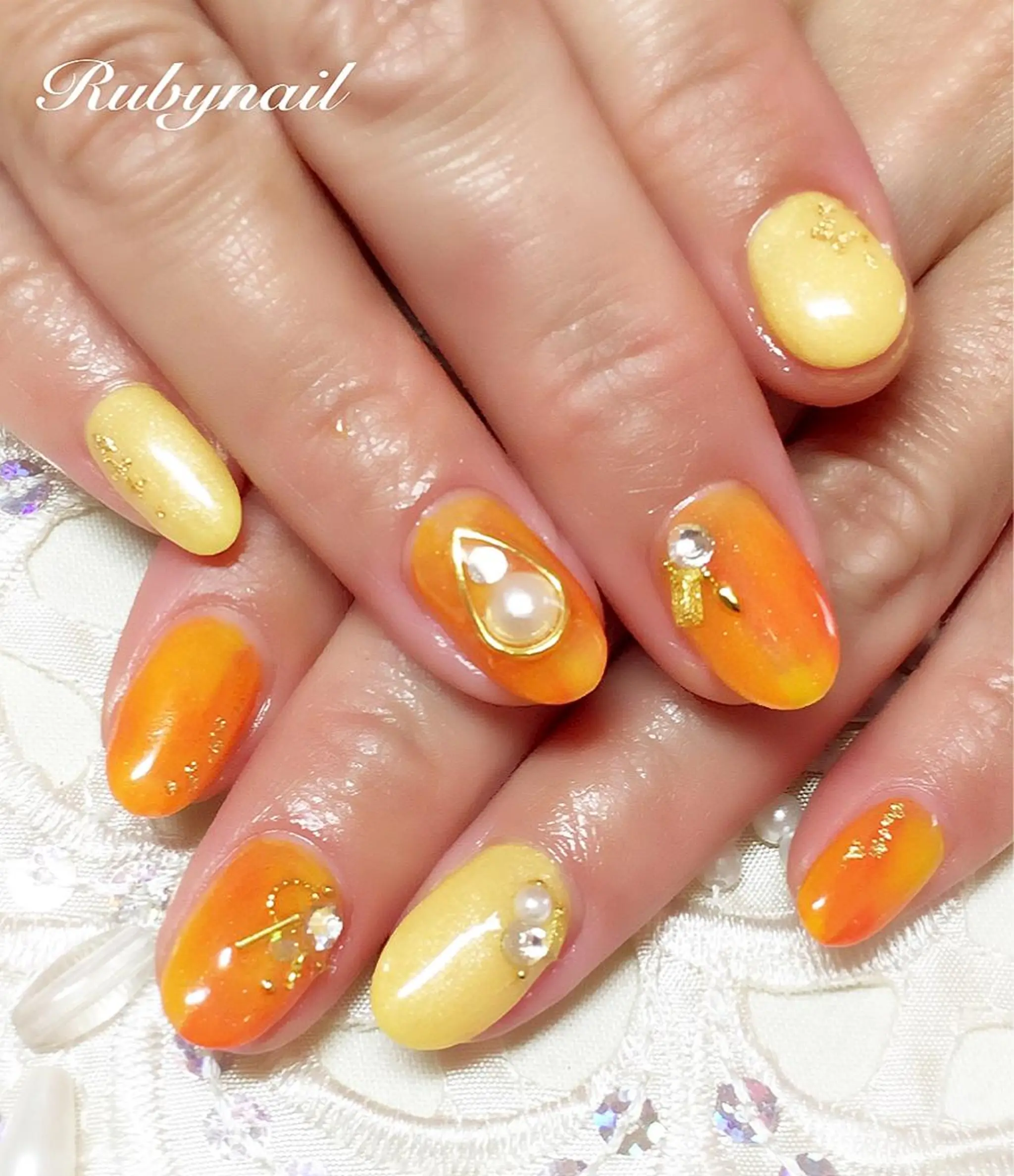 ネイル オレンジ ピンク 春ネイル ストーンネイル 黄色 Rubynail所属・プライベートサロン Rubynailのネイルデザイン