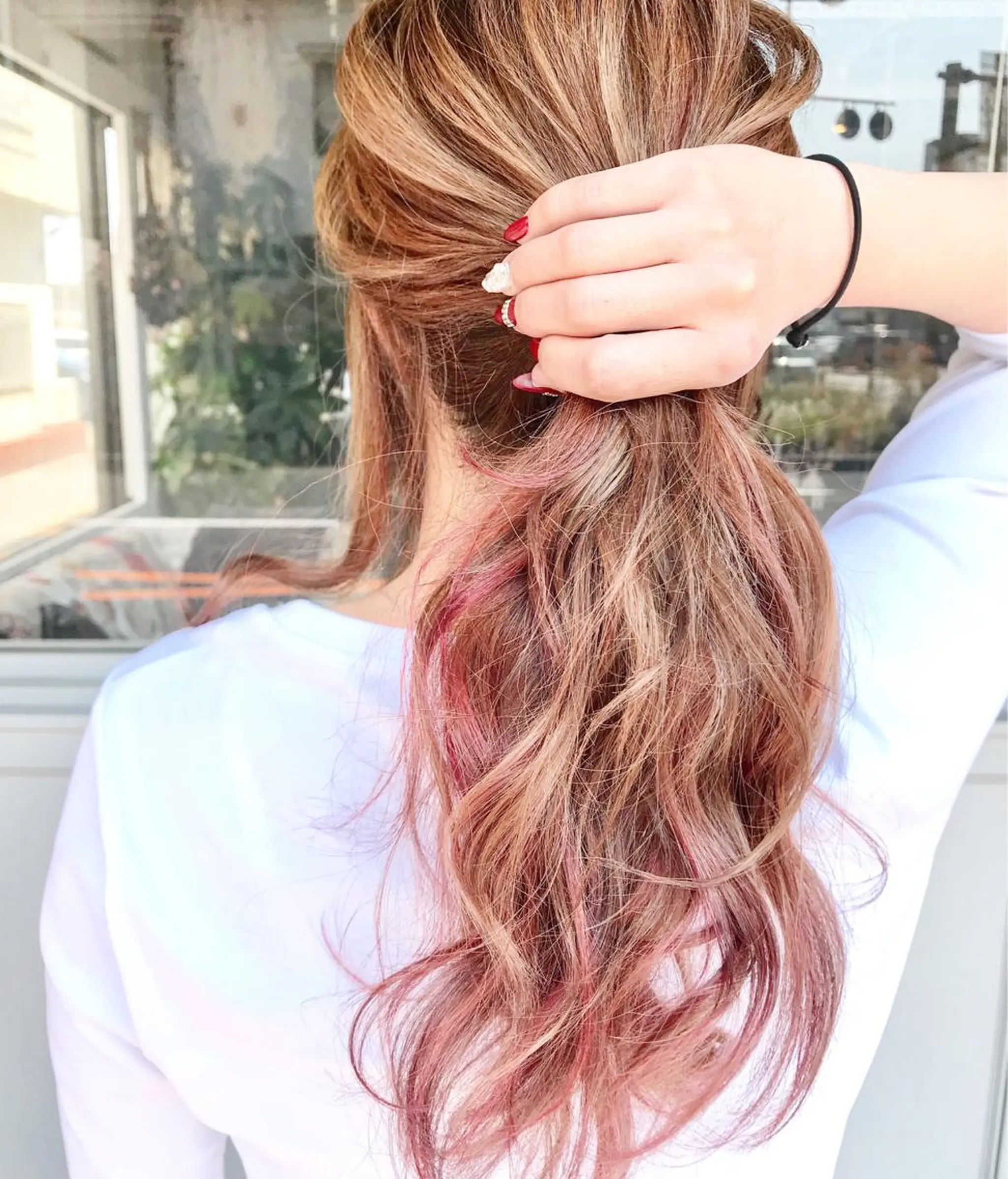 セミロング カラー ヘアアレンジ お団子ヘア 切りっぱなしボブ バレイヤージュ ブリーチ デザインカラー Mariana/ 鶴原-ハイライトのヘアスタイル