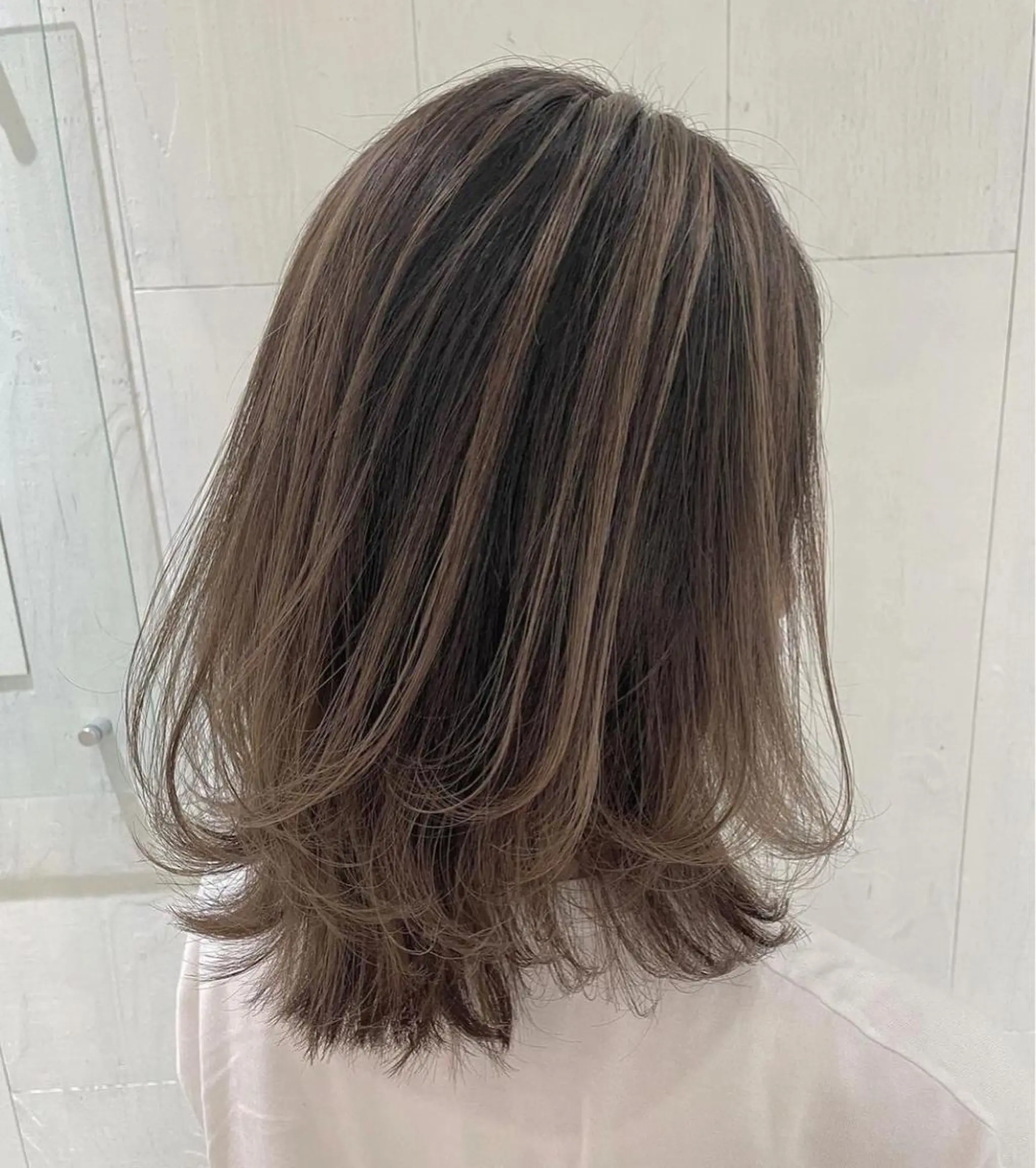 ミディアム カラー アッシュ ベージュカラー 外国人風カラー レイヤーカット ヘアカラー トリートメント 河合秀明/ハイライト /インナーカラーのヘアスタイル