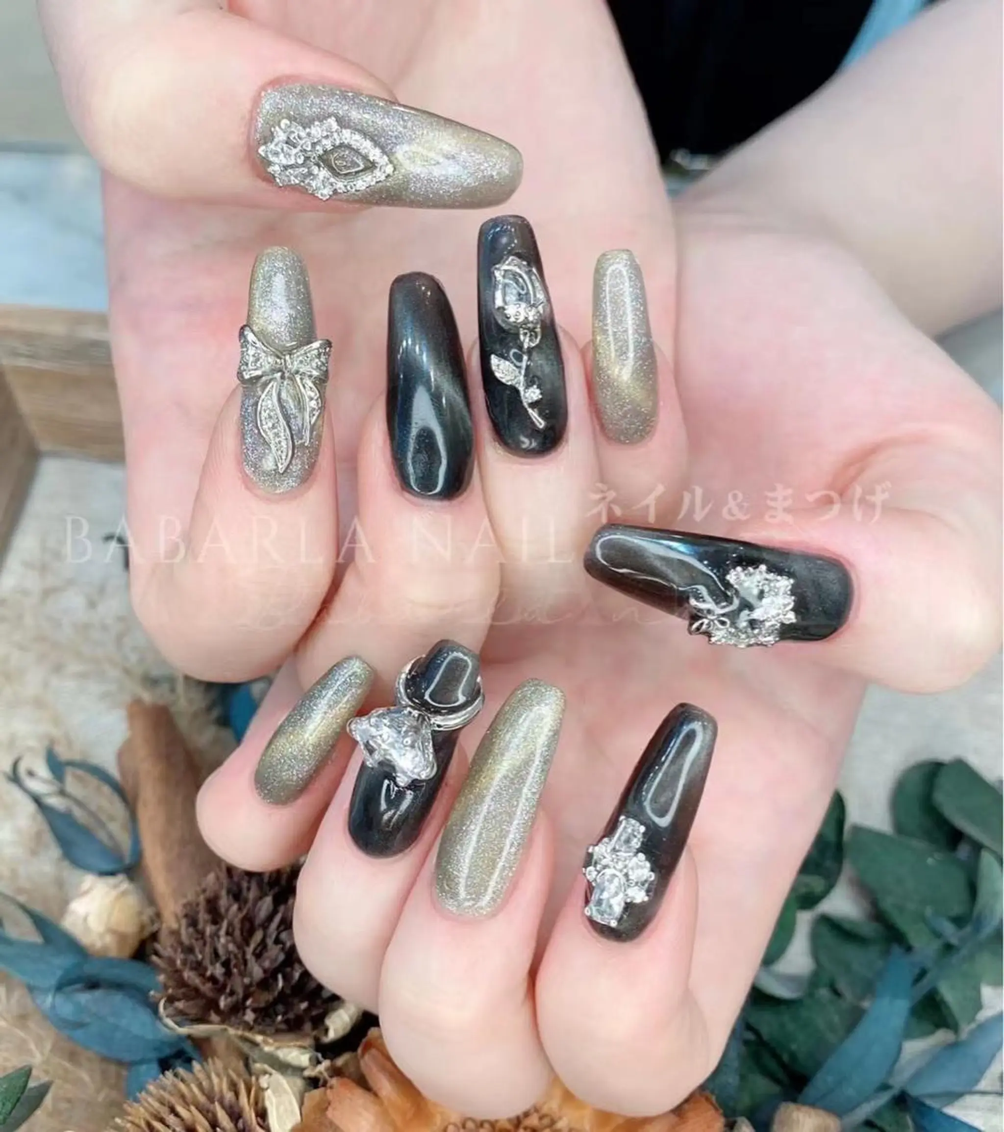 ネイル ブラウン ゴールド リボン Babarla Nailのネイルデザイン