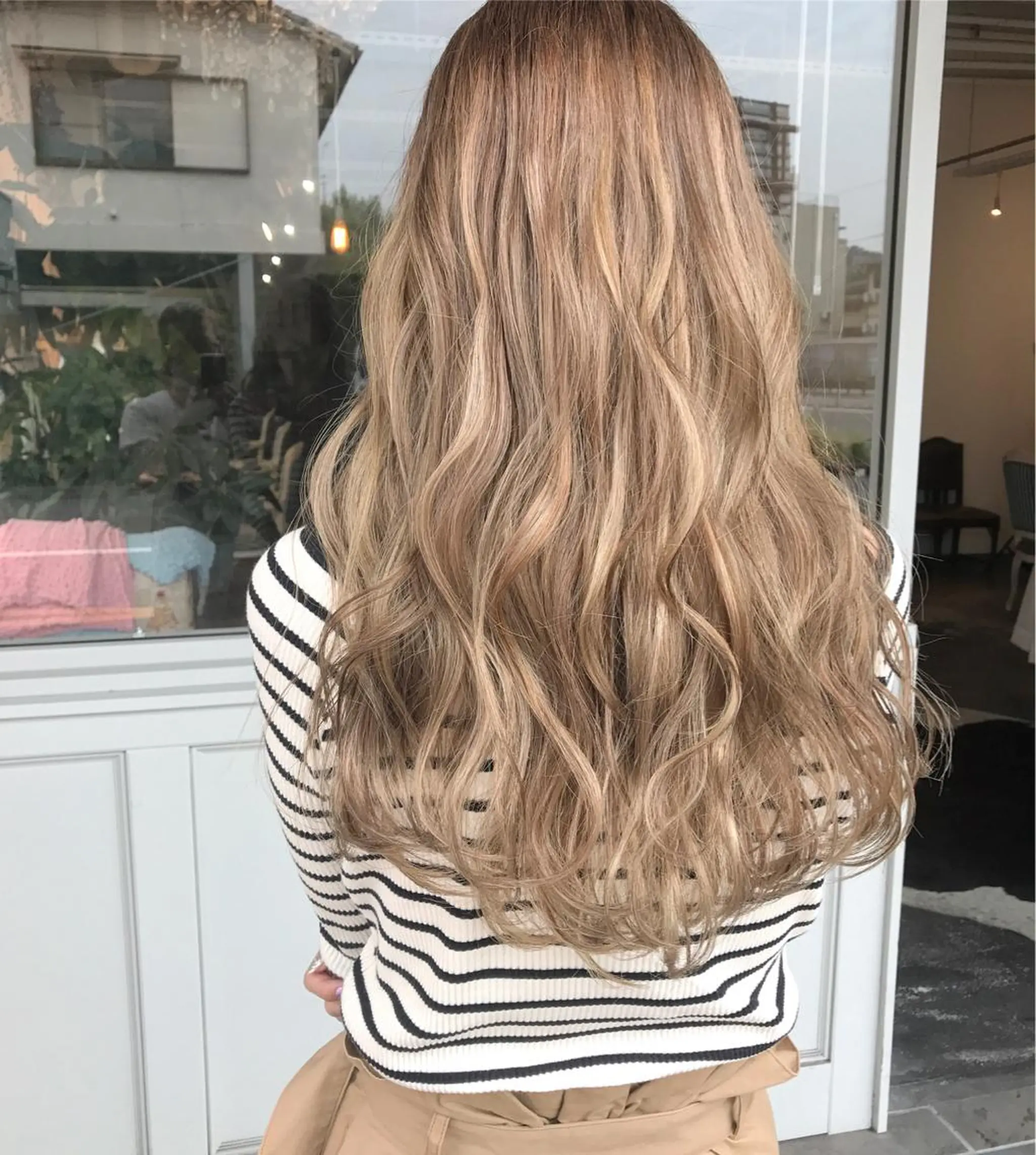 ロング カラー パーマ ヘアアレンジ お団子ヘア 切りっぱなしボブ バレイヤージュ ブリーチ グラデーションカラー Mariana/ 鶴原-ハイライトのヘアスタイル