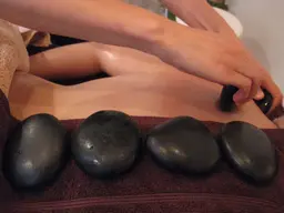 【本格的な施術で身体ポカポカ】全身リンパマッサージ+背面ホットストーン80