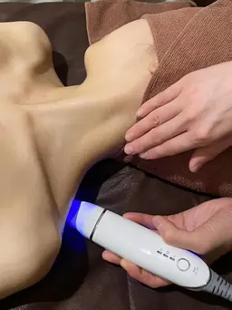 即顔痩せしたい方‼️韓国美容エアバリ🌈お顔丸ごと毛穴洗浄➕イオン導入!EMSで頭皮デコルテから上のマッサージ💆♀️