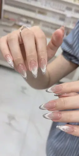 マグネットネイルにラメフレンチを合わせたデザインです