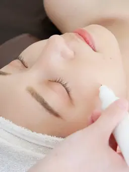 【低周波シミケア20分あて放題+グルタチオン美容液導入セット】シミ/色素沈着/ニキビ跡/そばかす