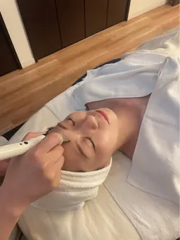 毛穴悩み必見🪞肌に負担をかけない全顔毛穴洗浄🫧➕フェイシャルエステ➕保湿or美白生マスク付💆🏼‍♀️