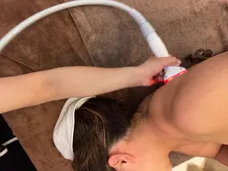 肩首の凝りにはラジオ波が効果的♡肩、デコルテのマッサージ付でスッキリ♡ミニモだけの特別メニュー♡