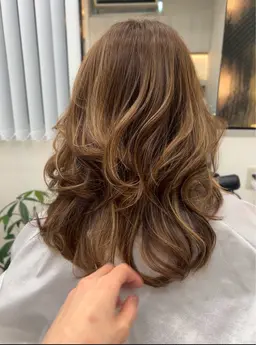 【伸びてきた白髪が目立ちにくい!】バレイヤージュorハイライト