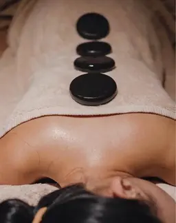 【全身アロマリンパ+ホットストーン】　リンパ促進コース100分8500円