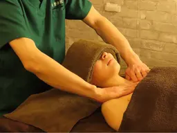 【更なる小顔作りに♪】小顔50分+ほぐし整体15分+デコルテリンパ流し10分 計75分¥5300