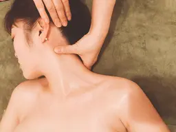 【特别限定!肩こり、腰痛、首こり】上半身アロマリンパ+ヘッドスパ【PCやスマホ疲れにおすすめ!!】60分