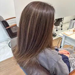 「脱白髪染め」ハイライト＋全体カラー＋オージュアトリートメント