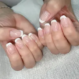 クリアフレンチネイル4500円定額です💕再来のお客様はプラス1000円になります✨(パーツ別途)