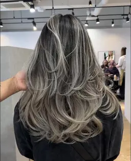 レイヤーカット‼︎ ❣️写真の様なカットが可能なお客様✨　　35歳未満限定　長さ胸下必須