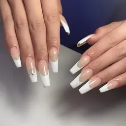 カラーベースフレンチネイル💅パーツ2個付き🩵