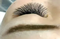 【美容液コーティング付き】♦️ボリュームラッシュ🌈300本❤️🔥 LEDグルーに変更無料‼️