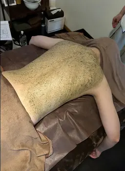 男性にも人気メニュー 背中ニキビで悩んでいる方 ブライダルエステメニューに VCFリキッド1スポイトプレゼント