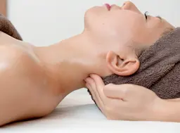 【慢性的な首肩コリ】上半身コルギ+小顔矯正コルギ +高濃度10,000PPM凍結神泡炭酸ドライヘッドスパ　90min