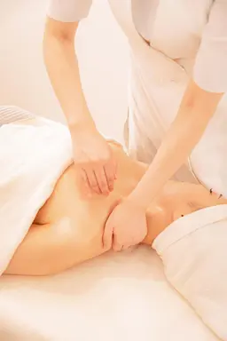 【美白】ニキビ・肌アレが気になる方（デコルテ/肩/首/足/頭マッサージ付）