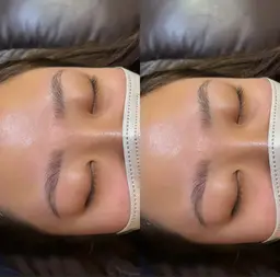 アイブロウラッシュリフトで眉毛の流れを作り、眉毛周りの毛はワックスでとります。