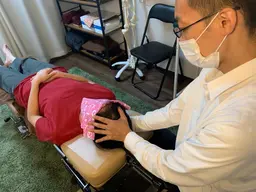 頭蓋調整。ヘッドスパのように頭が軽くなります。頭痛も軽減していきます