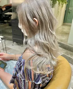 《イメチェンしたい方必見✨》ブリーチ＋艶カラー＋トリートメント