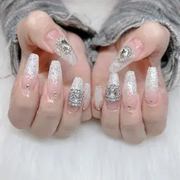 ⚠️12/20​〜​1/9はメニュー代金➕¥1000🌟オフ無し限定🌟長さだし10本込み！パーツ付け放題