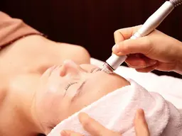 角栓除去！イチコ鼻【ハイドロフェイシャル★】毛穴洗浄ケア×ピーリング×小顔コルギ×パク60分