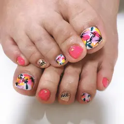 フットデザインネイル（デザイン2本、フットバス、ネイルケア、オイルマッサージ、初来店オフ無料）（持込相談可）