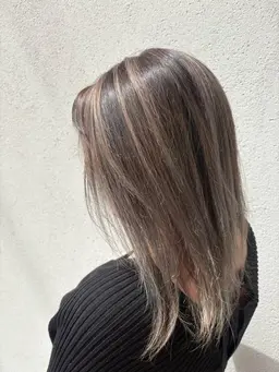 【4月11日​〜​14日限定】【17時以降もOK】ケアブリーチオンカラー〈バレイヤージュ系スタイル〉+トリートメント